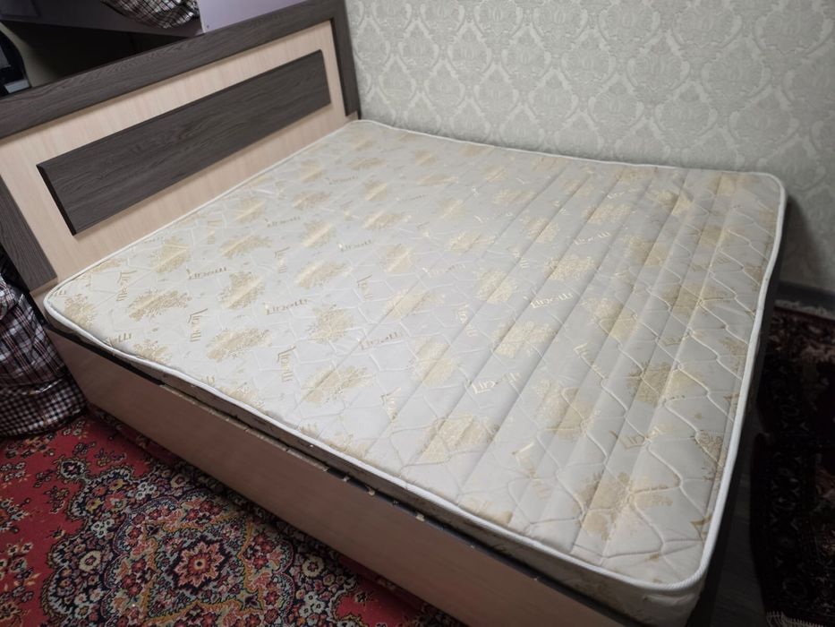 Продам  две кровати 180 * 2 и 160*2 с матрасом