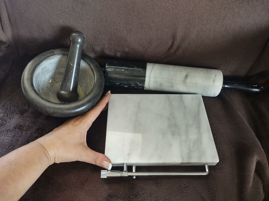 Mojar cu pistil, tăietor unt, cas și sucitor marțipan din marmura