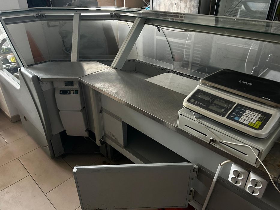 Vitrina orizontala cu colt