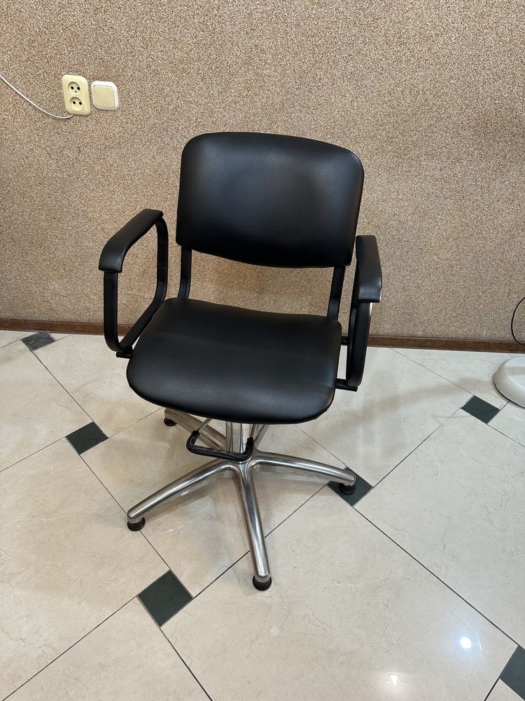 Продаю кресло для парихмахеров