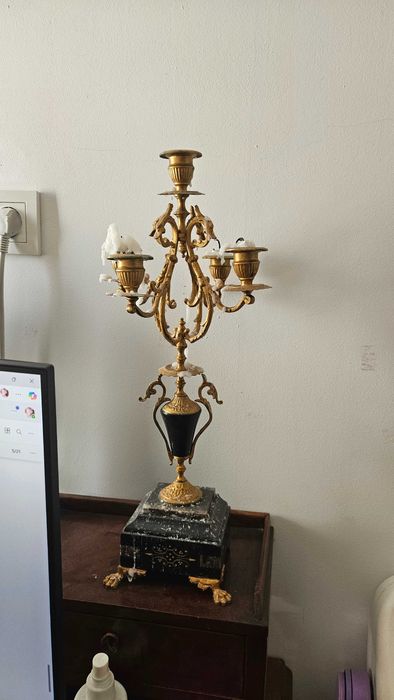 Birou stil cu fotoliu tapitat si 2 sfesnice (marmura)
