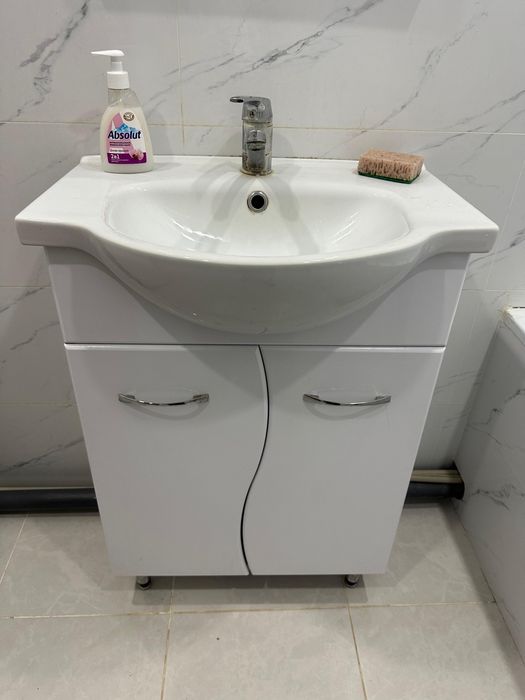 Продам раковину с тумбочкой в ванную самовывоз