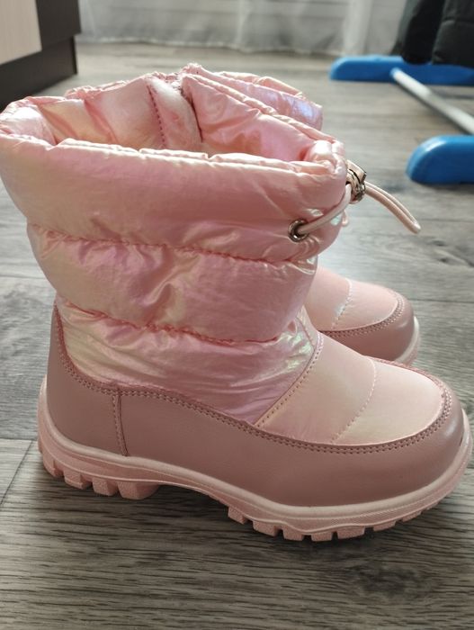 Продам новые зимние сапоги на девочку. Размер 28