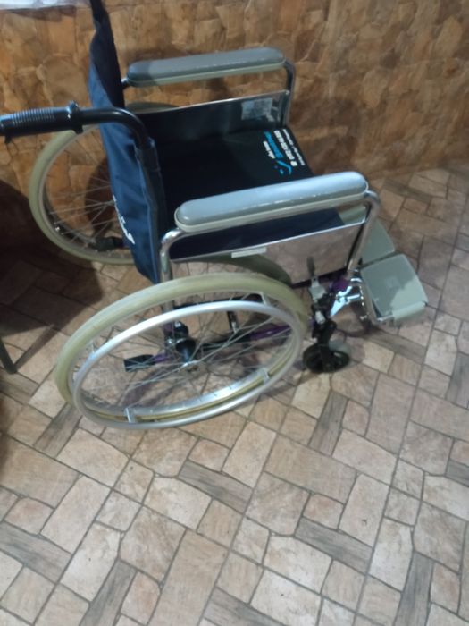 Vând scaun cu rotile