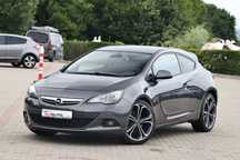 Opel Astra Faruri Xenon * Clima * Senzori parcare * Sistem audio Infinity