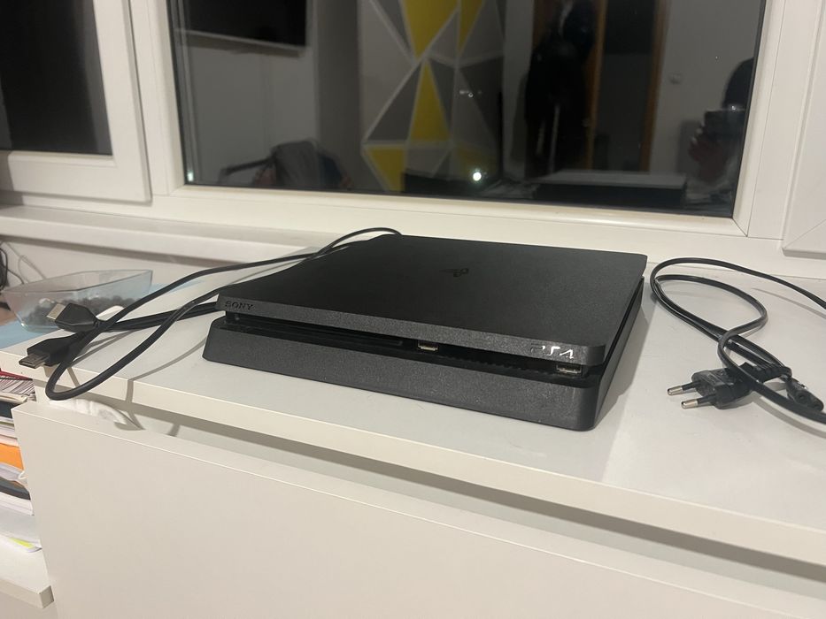 Ps4 slim /плейстейшън 4 + 8  игри + специално зарядно