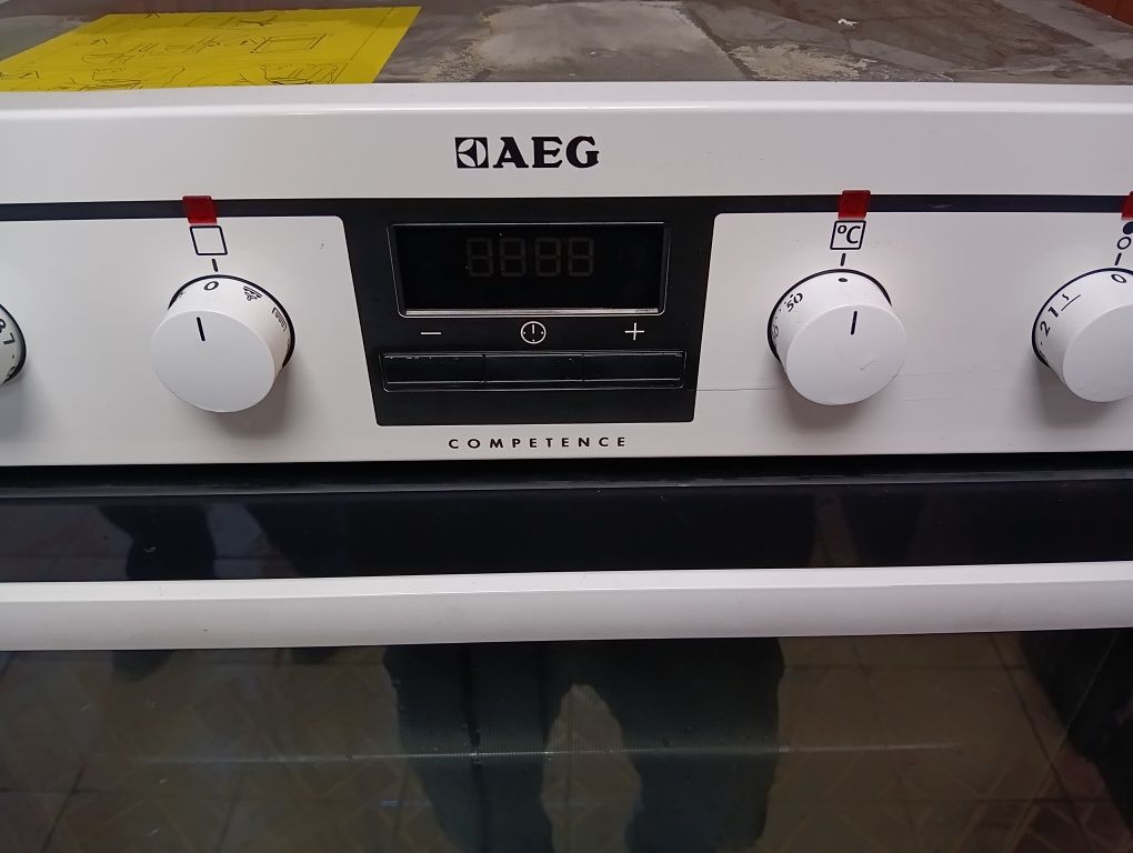 Бяла печка за вграждане АЕГ Aeg с две години гаранция!