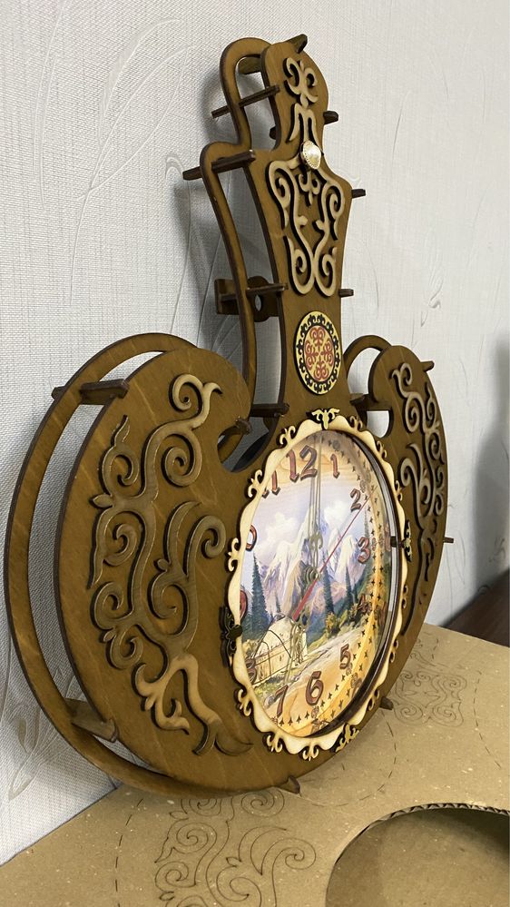 Часы деревянные,оригинальные