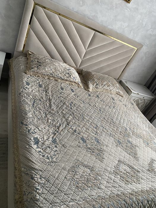 Кровать продаю район за драм театром матрас в среднем состоянии