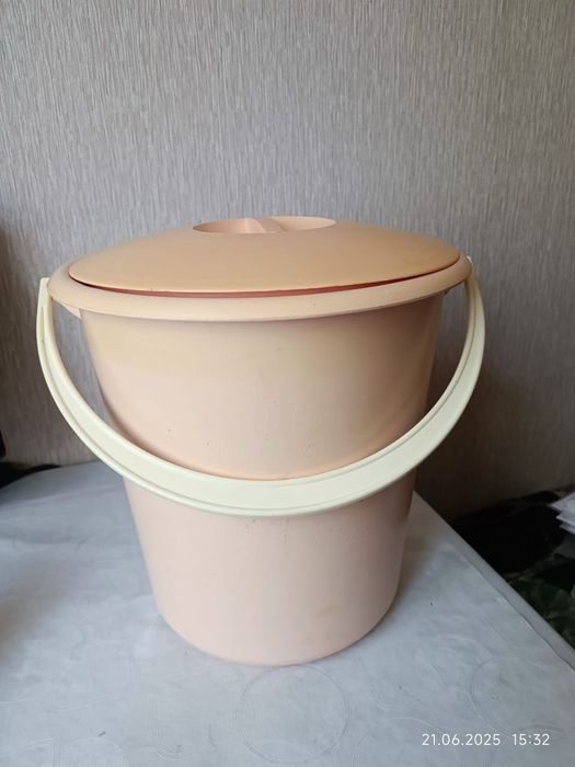 Продаю пластиковое ведро с крышкой