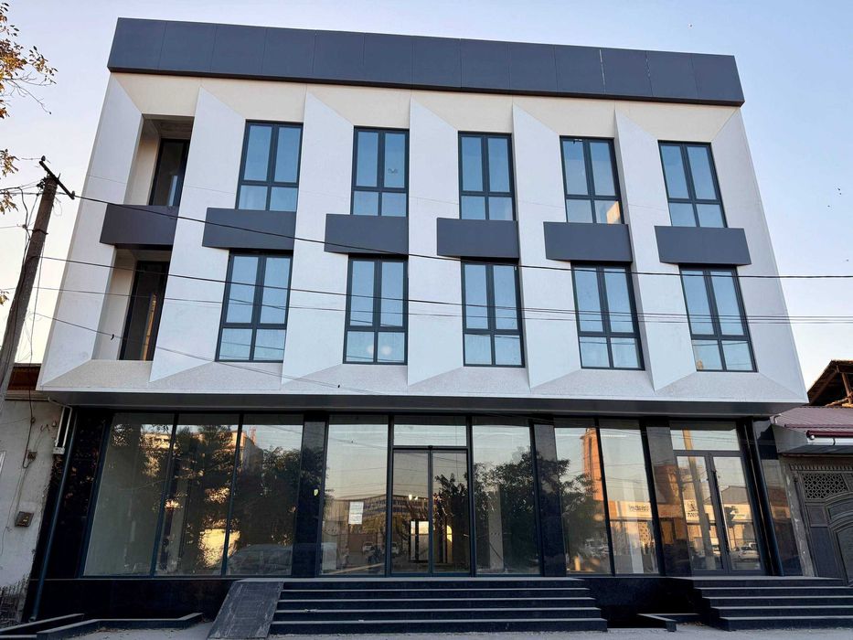 Продаётся здание 1350м2 Ориентир: Ж.К Аламазар Сити / Жомий