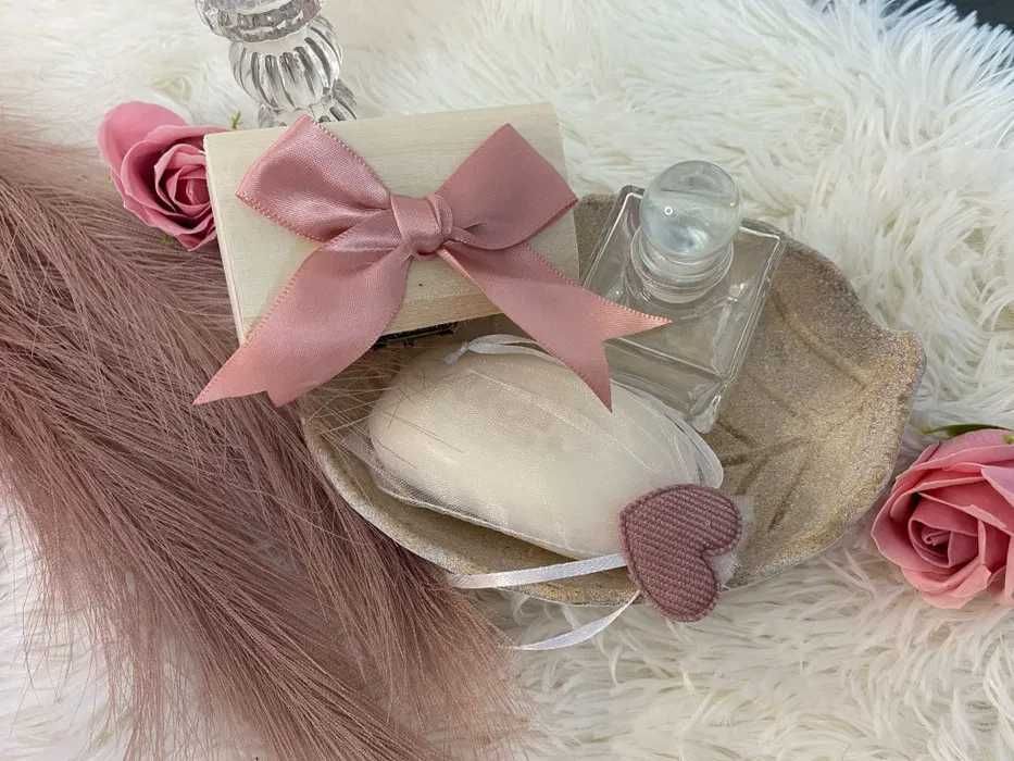 Set complet trusou botez cu lumanare imbracata in catifea roz