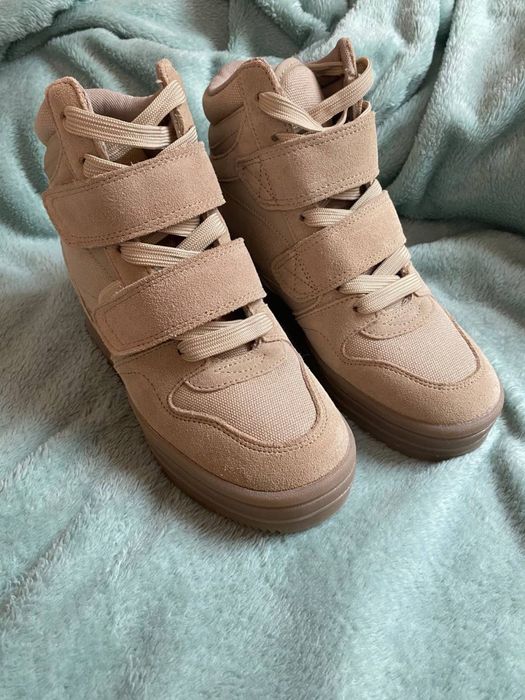Високи кецове с вътрешна платформа дамски бежов