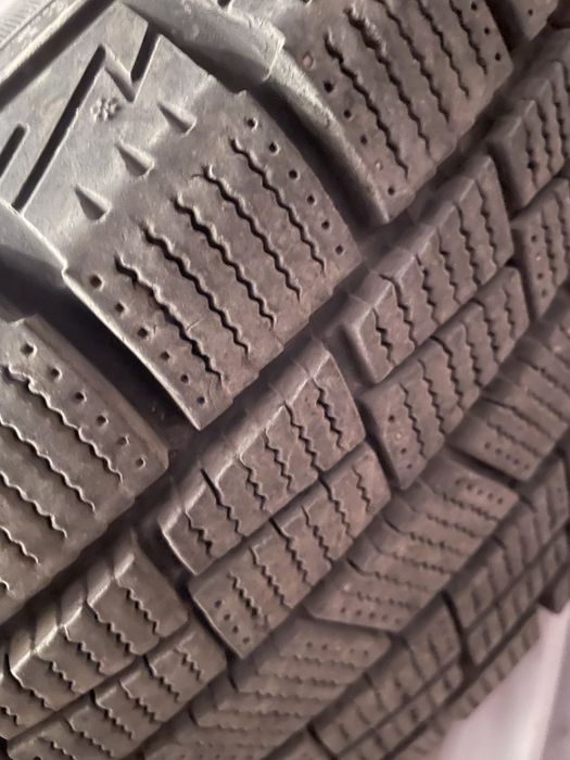 Зимние шины 215.60.R16 с металлическими дисками в отличном состоянии