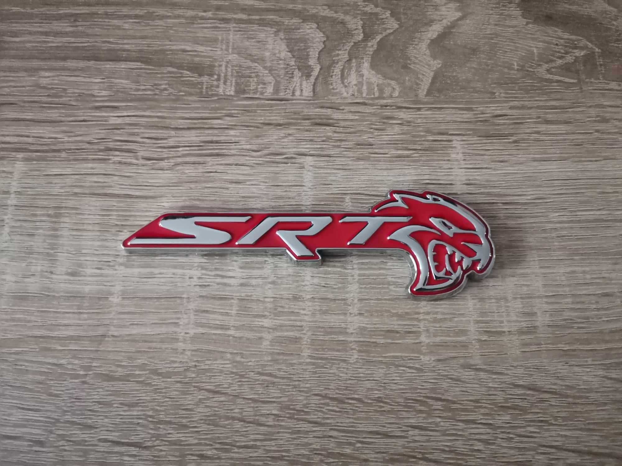 SRT Hellcat сребристо с червено емблема дясна
