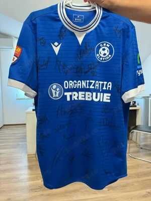 Tricou CSM Caracal cu autografe - Banii merg la un baiat bolnav