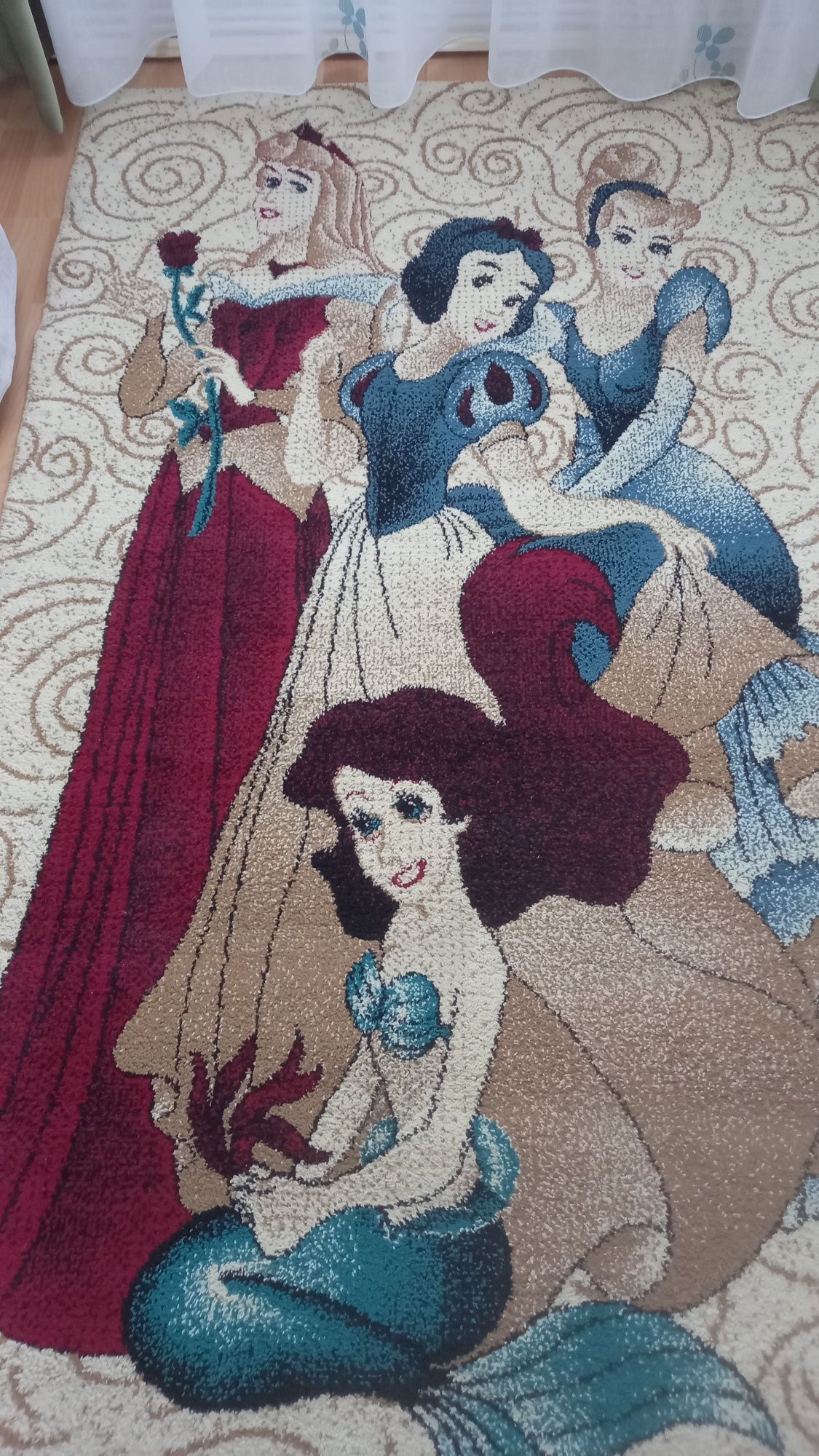 Vând covor model cu prințese  150 lei