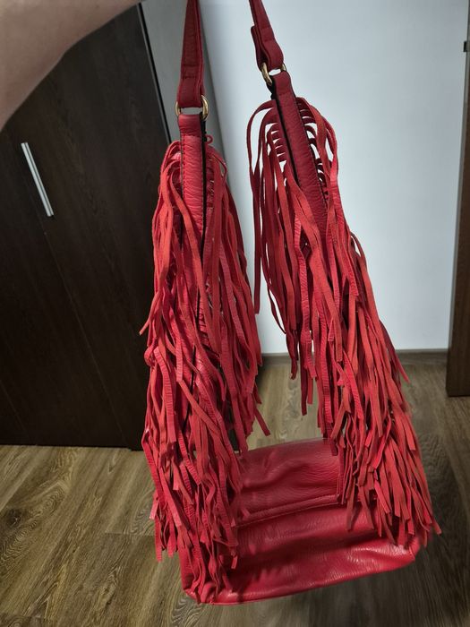 Geantă rosie cu franjuri