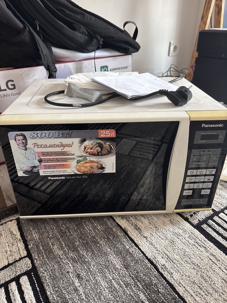 Микроволновка Panasonic NN-ST342WZPE, рабочая