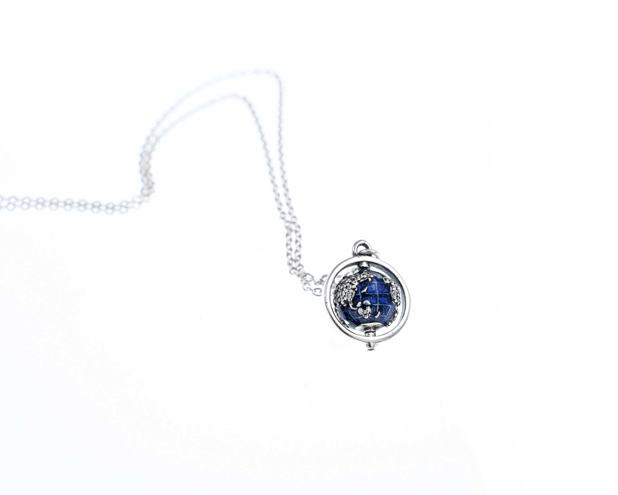 Pandora Колие с висулка глобус