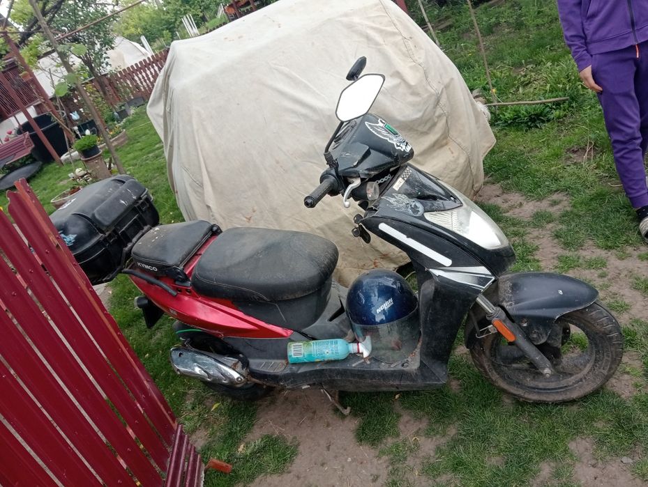 Vand scuter perfect funcțional și unul de rezerva
