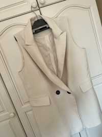 Бяло сако без ръкави