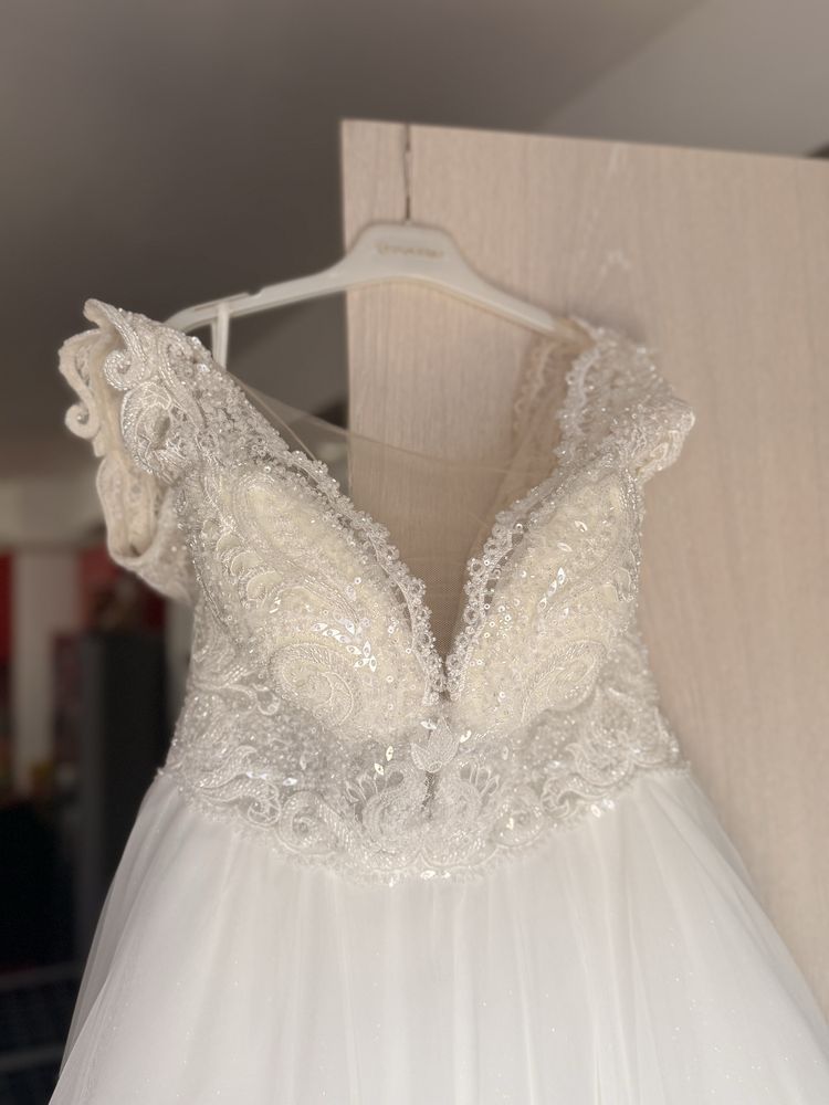 Vand rochie de mireasa noua!