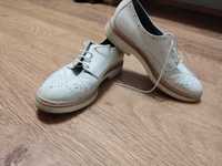 Продам туфли белые Tamaris в нормальном состоянии цена:4990 тенге