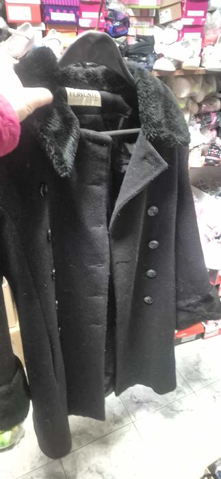Продавам дамски черни палта.