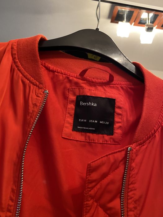 geaca bershka roșie