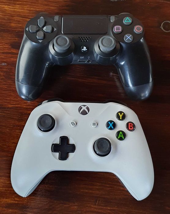 2 controllere 1 de Ps4 și 1 Xbox one de vânzare!