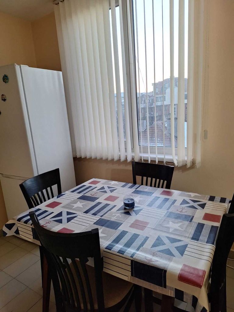 Дава се под наем Тристаен апартамент в Кърджали, Център - 90 кв.м за 306 € - Снимка #2