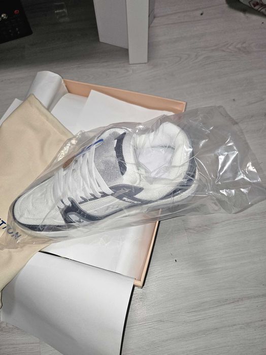 LV arch light sneaker