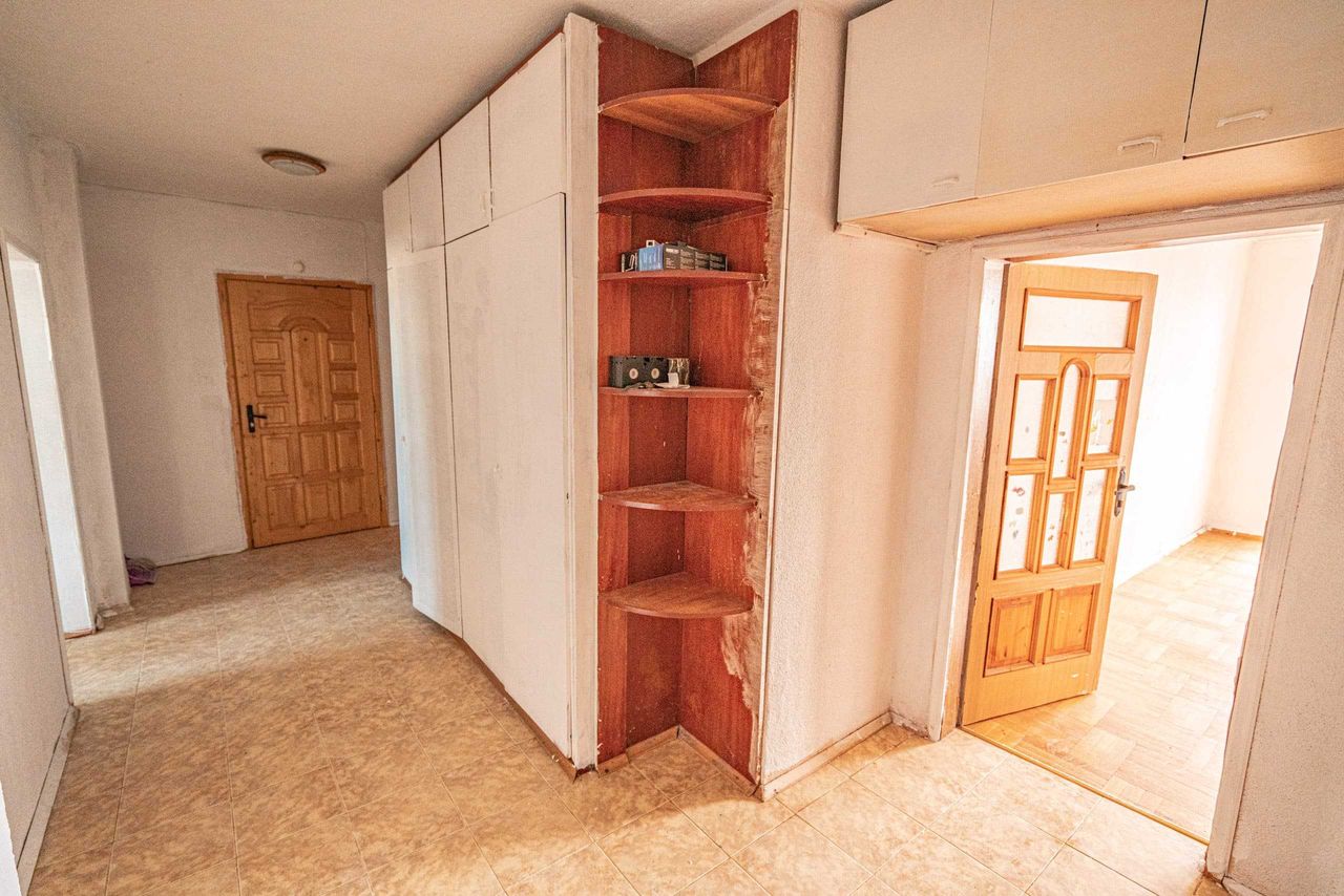 Продава се Тристаен апартамент в Кърджали, Център - 108 кв.м за 732 €/кв.м - Снимка #3