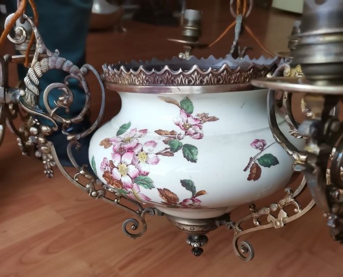 Spectaculos lampadar antic din porțelan pictat integral manual și bron