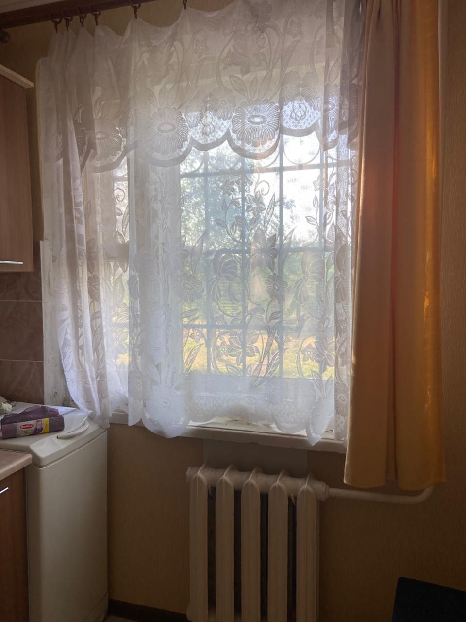 Продам 3 х комн. кварт. 4 мкр, 24 дом , 1 этаж.  Цена ниже рыночной.