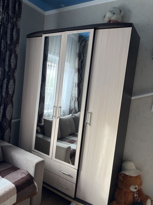 Шкаф 4-х дверный, в отлином состоянии