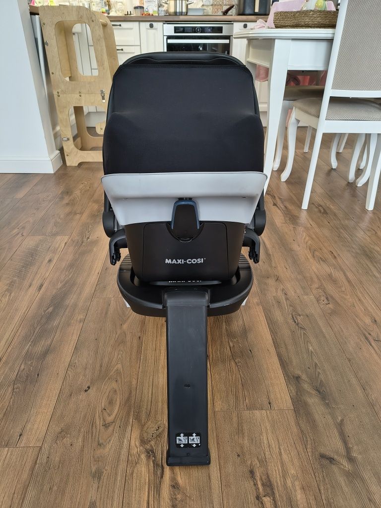 Столче-кошница за кола Maxi Cosi Pebble Pro + база  isofix FamilyFix 2