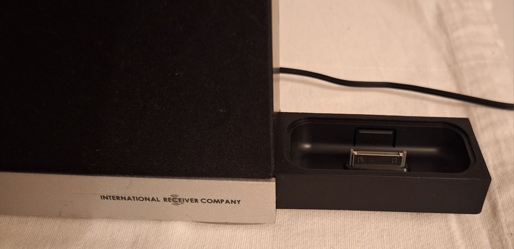 IPod Radio - DAB + FM, ceas, calendar si dock pentru IPhone si IPod