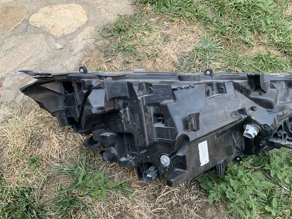 Продавам LED фар за Toyota Rav 4 2020