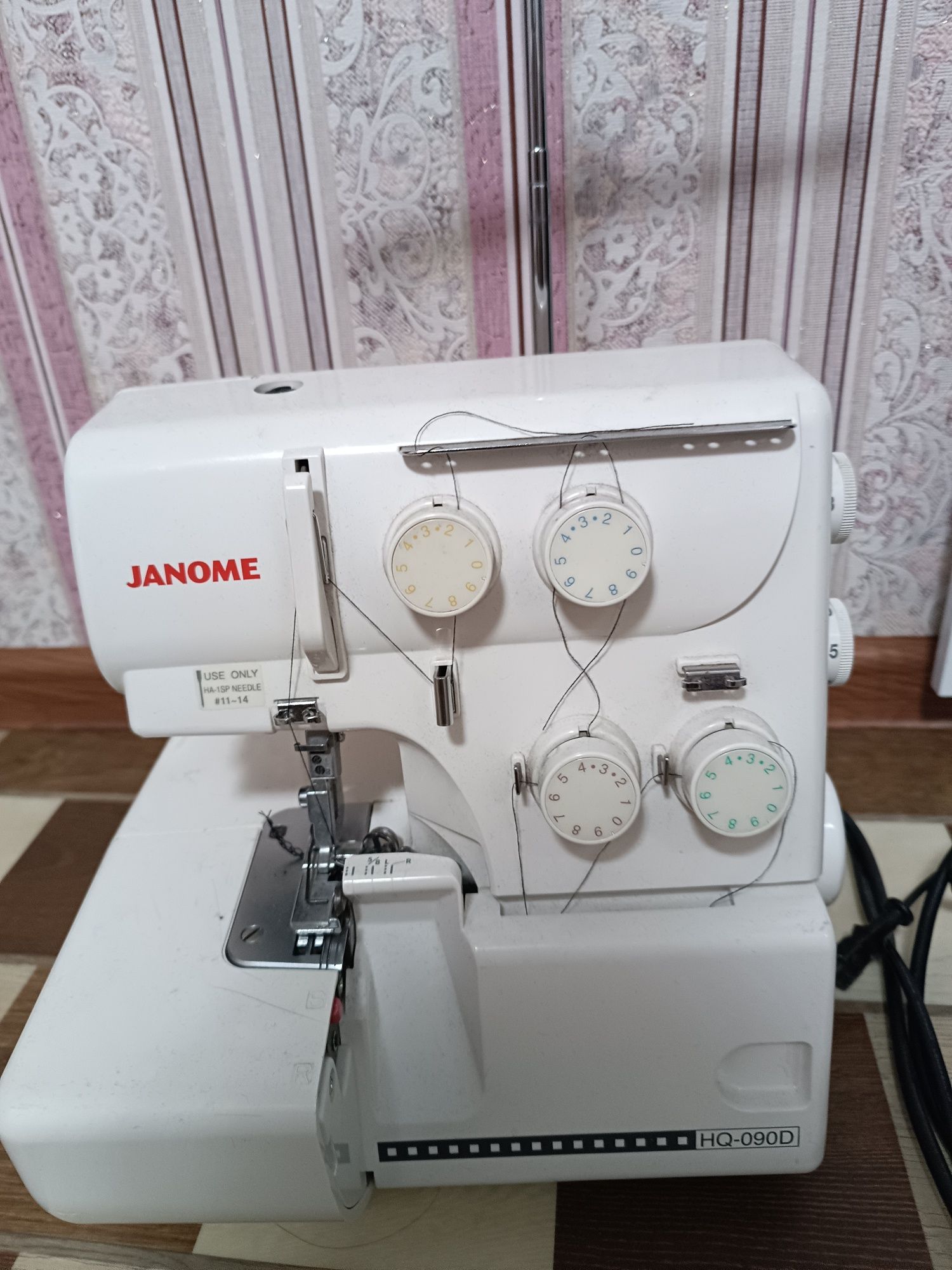 Оверлок Janome в хорошем состоянии