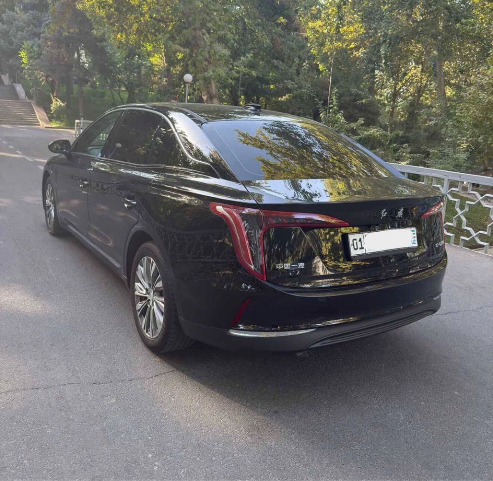 Hongqi ( honji ) EQ-M5 450km Qora (23000km)