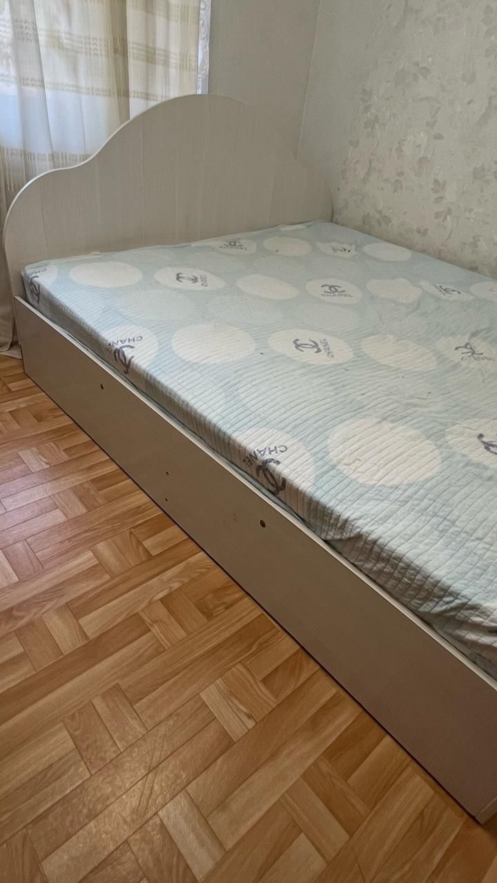 Кровать двухспальная с матрасом