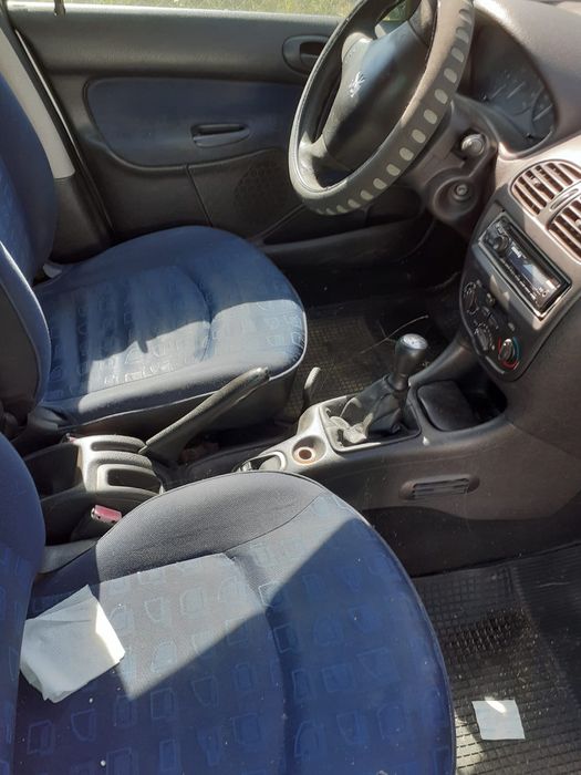 Se vine Peugeot 206, an fabricație 2002