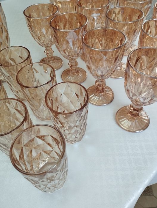 Стаканы и графин, фужеры и бокалы из красивого цветного стекла