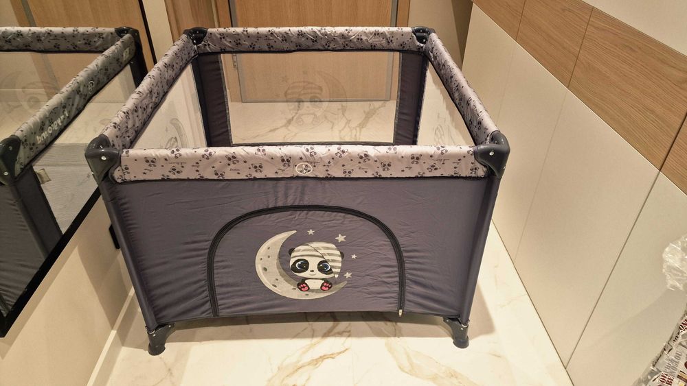 Детска кошара с матраче, подходяща за спане и игра