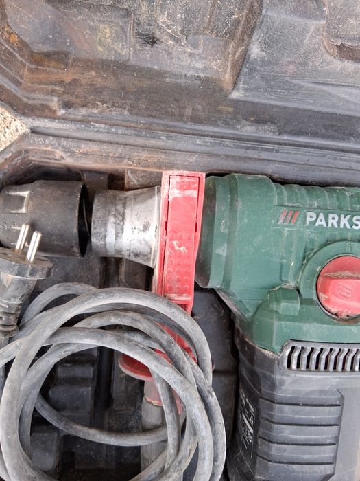 Двата перфоратор единият не работи другия е почти нов