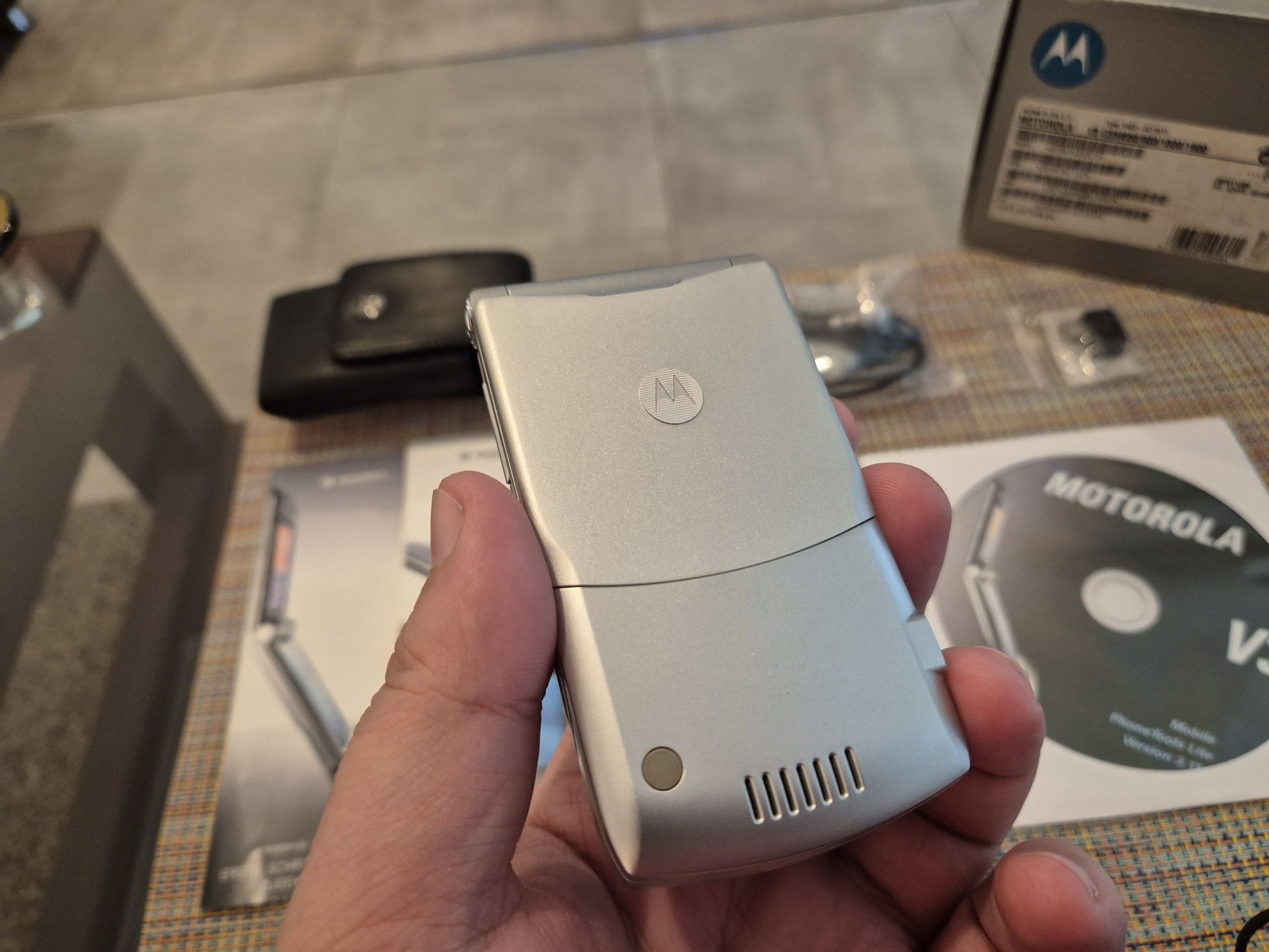 Motorola V3 full box, 10/10, acelasi IMEI peste tot, pentru colectie