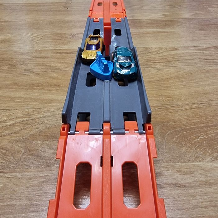 Tir masinute si pista hot wheels