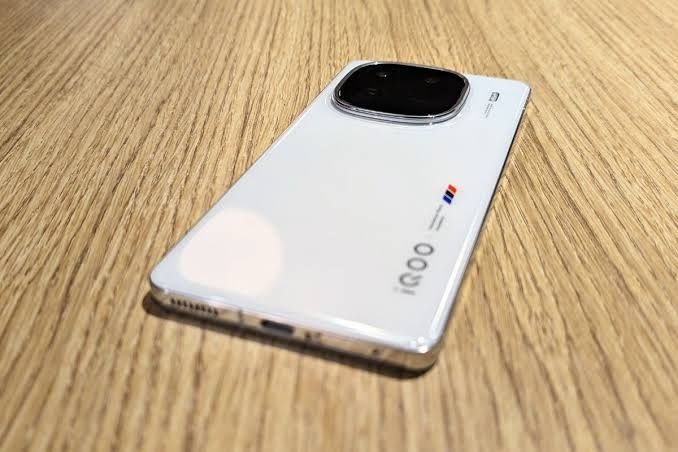 Unicat în RO! Vivo IQOO 15, Snapdragon Elite 8 Gen 5 , 144 Hz, 7000 mA